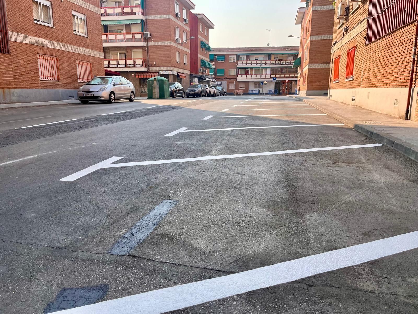 Aparcamientos en una calle de Pinto