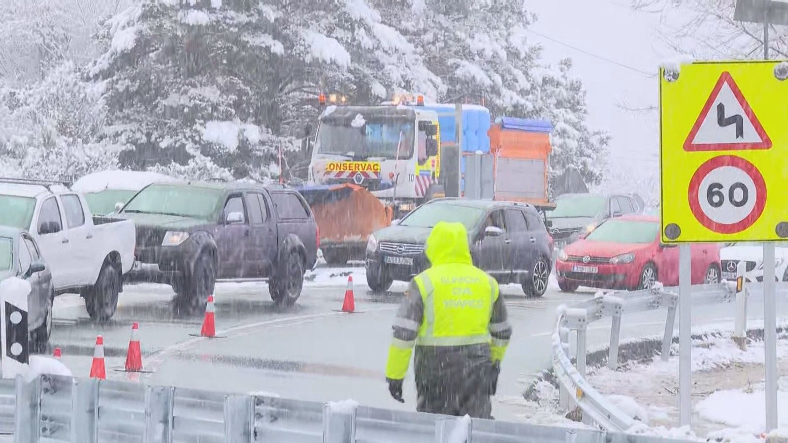 Los madrileños desafían a la nieve y llenan la sierra este domingo