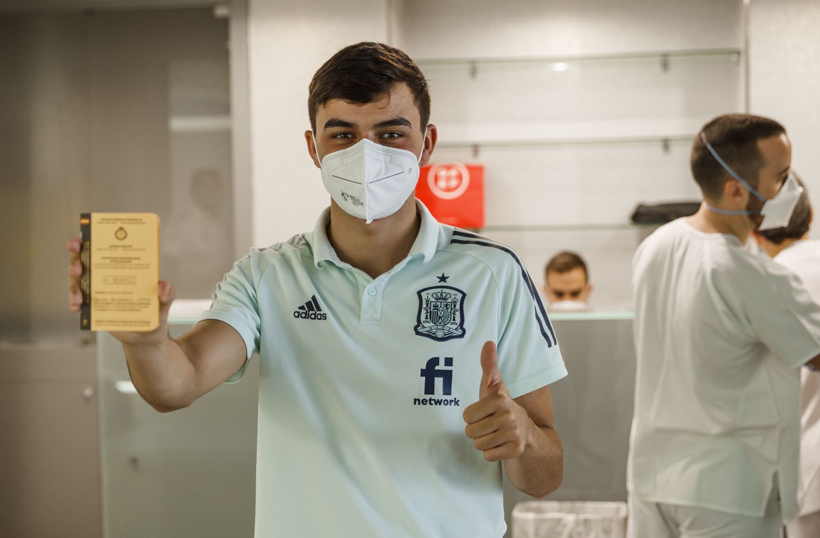 Y tras la polémica... Los jugadores de la Selección española reciben su vacuna