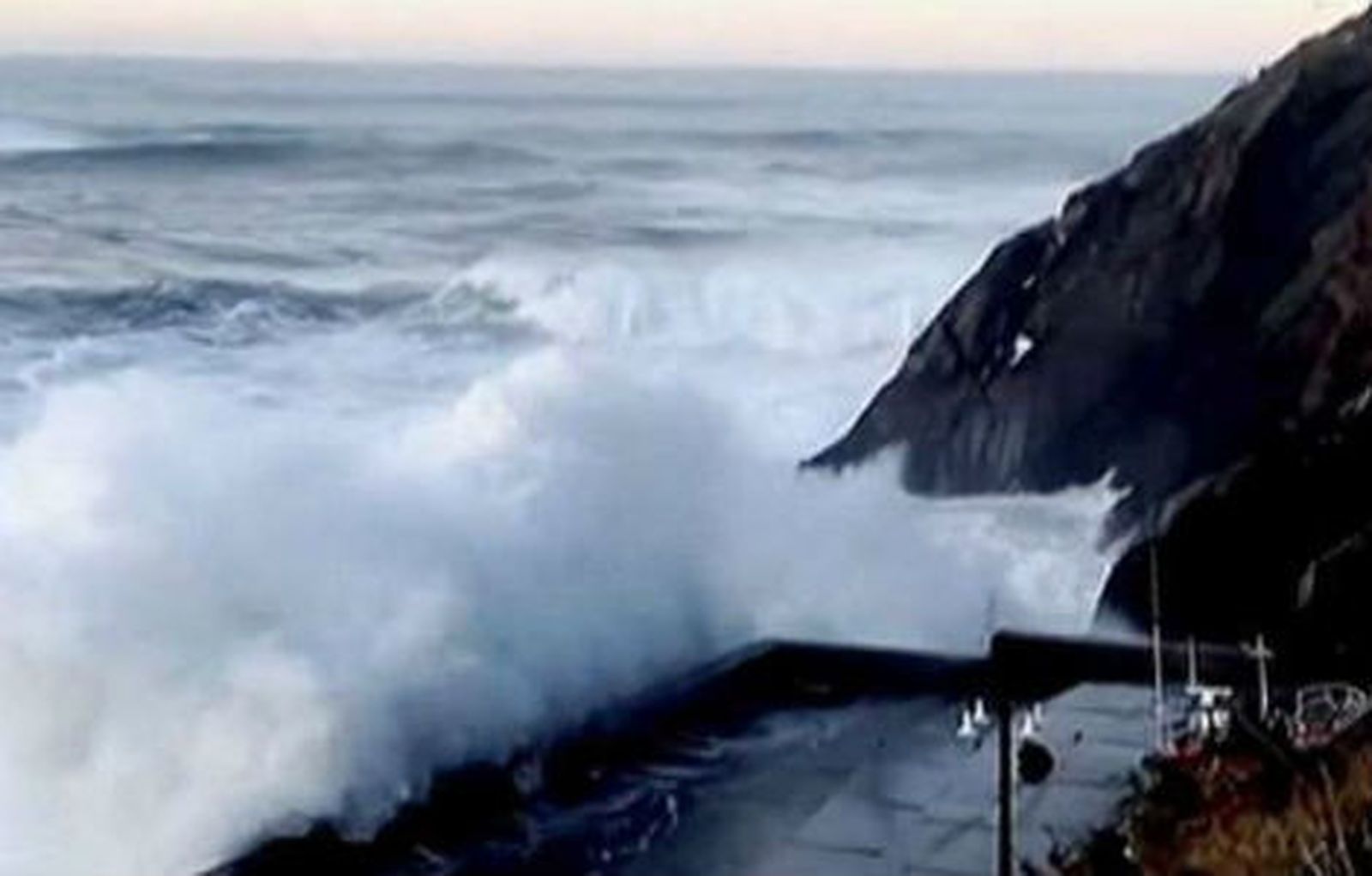 Una treintena de provincias están en  alerta por vientos de más 120 km/h, oleaje y lluvias