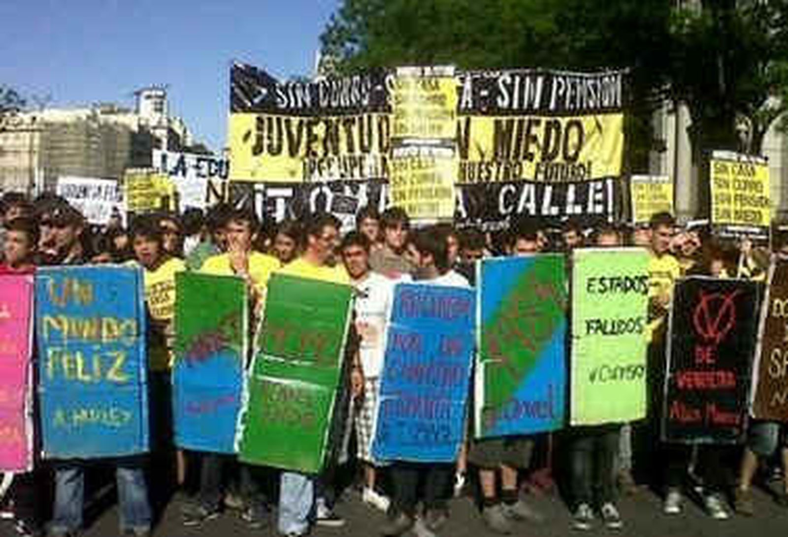 Miles de personas reclaman en al menos 50 ciudades  "una democracia real"