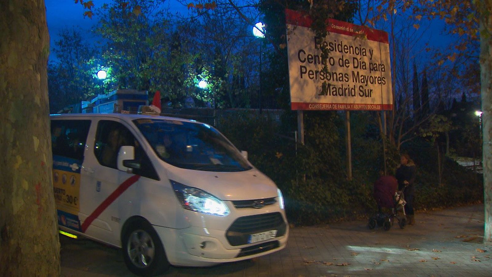 Un tour en taxi para que nuestros mayores puedan disfrutar de la Navidad madrileña