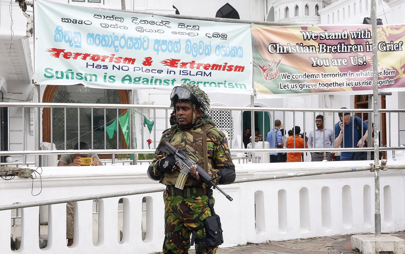 Agentes de las Fuerzas de Seguridad de Sri Lanka montan guardia en el exterior de la mezquita de Dawatagaha