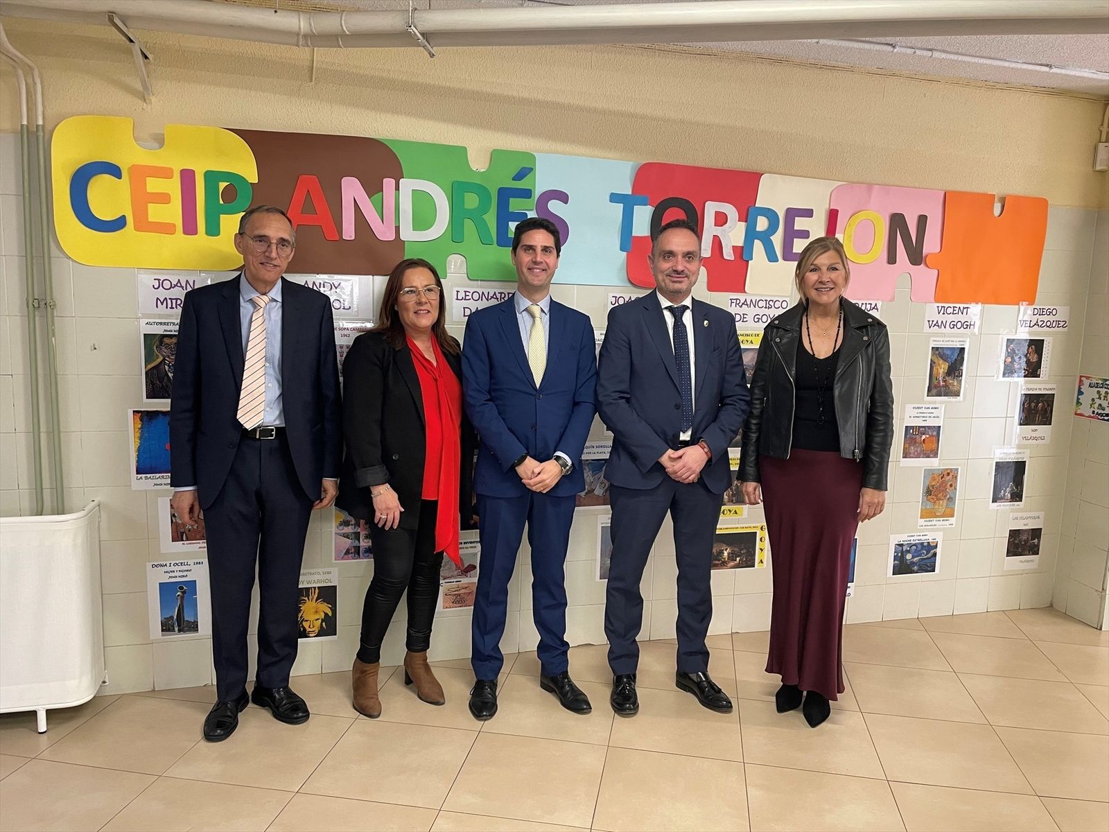 En el centro de la imagen, Emilio Viciana visita el CEIP Andrés Torrejón de Móstoles
