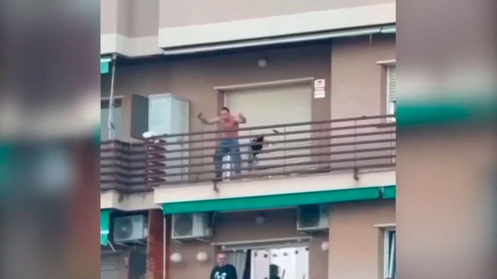 Intento de okupación con extrema violencia en Castelldefels: escala hasta un cuarto piso y los vecinos lo expulsan