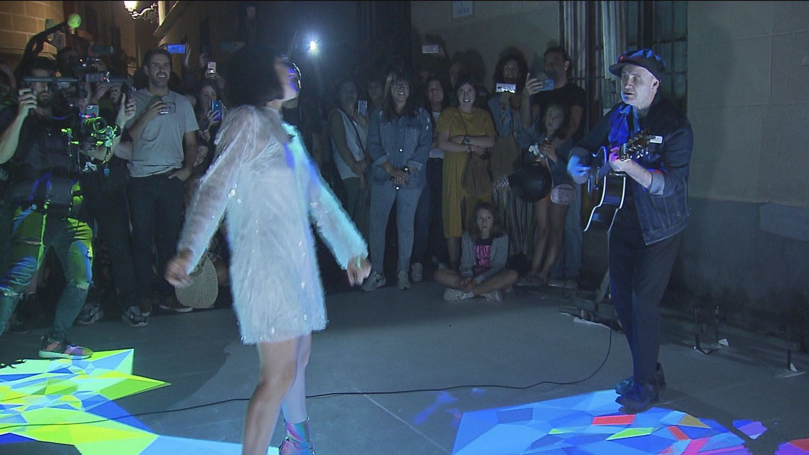 Amaral sorprende a todos con un concierto improvisado en plena calle