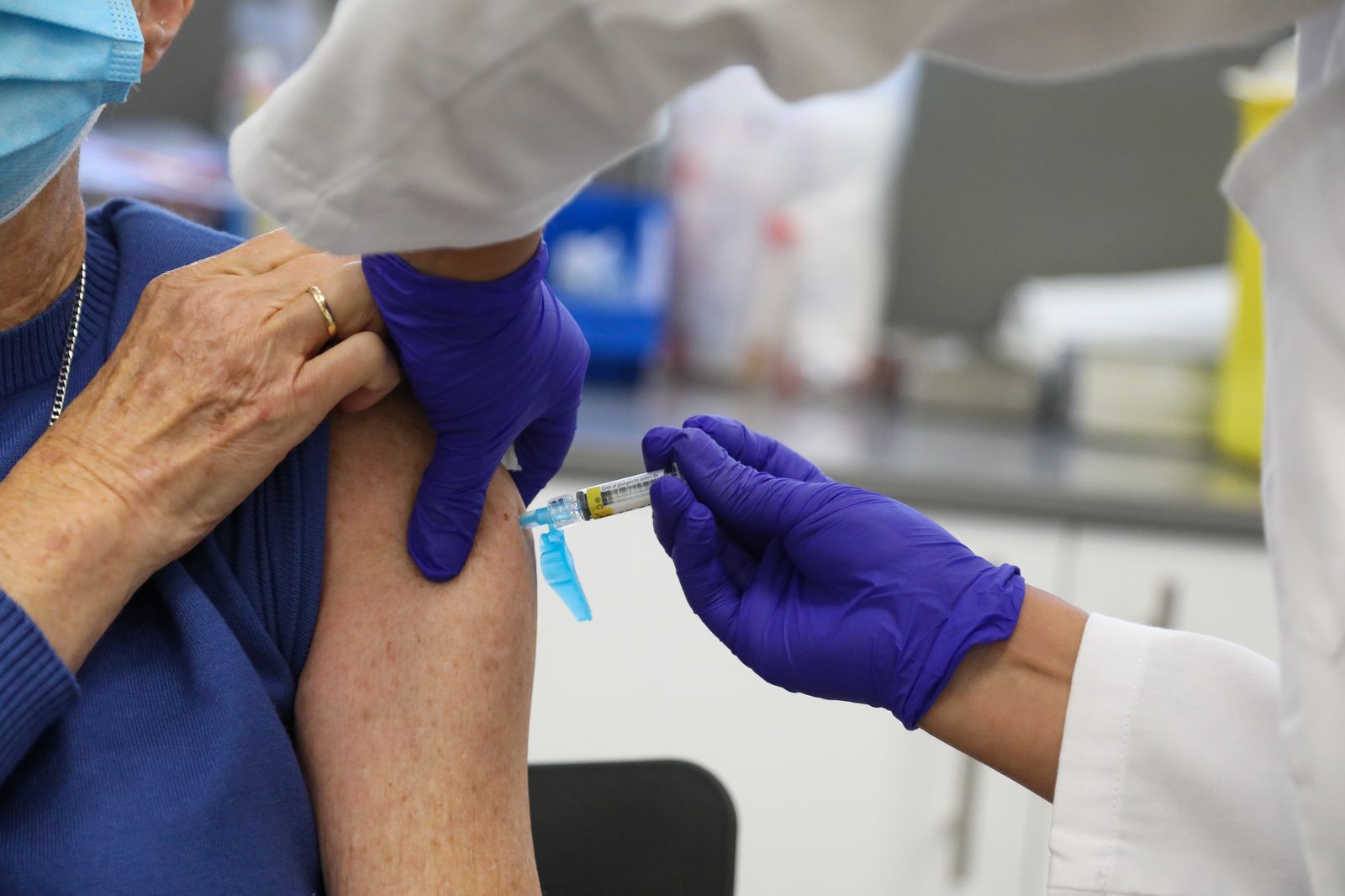 Persona recibiendo la vacuna contra la gripe