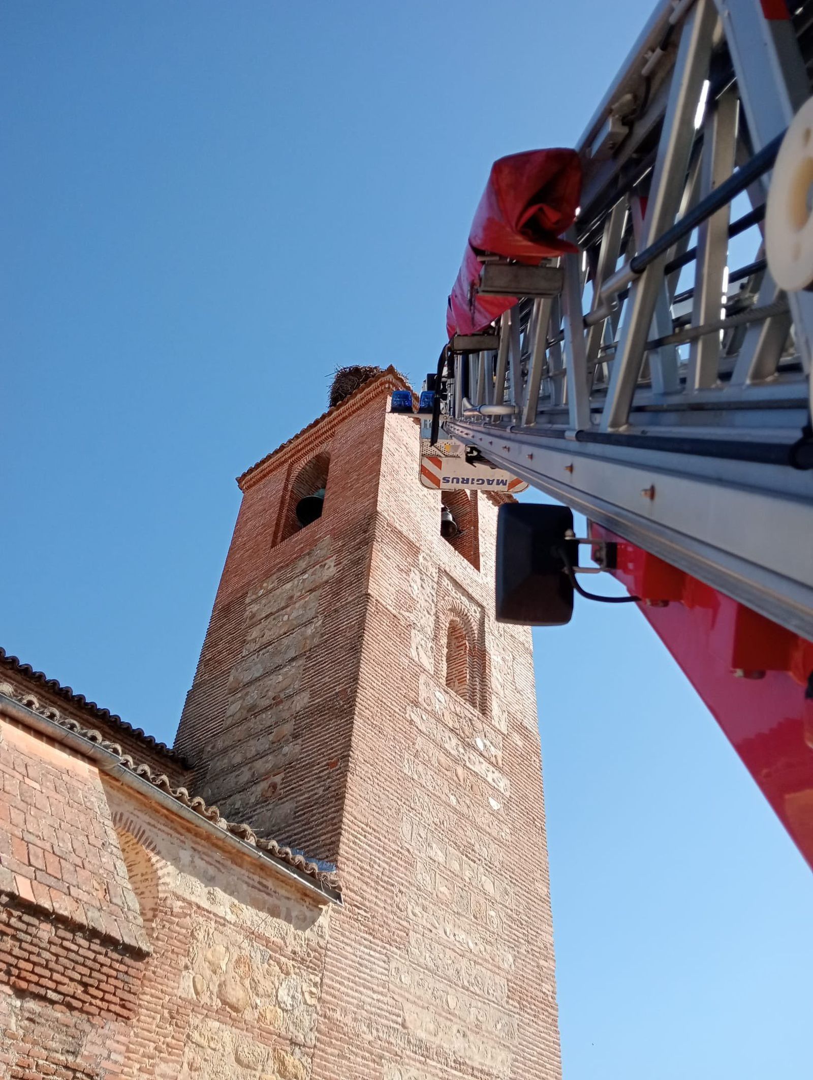 Retiran un nido de cigüeñas en Villamanta por riesgo de caída
