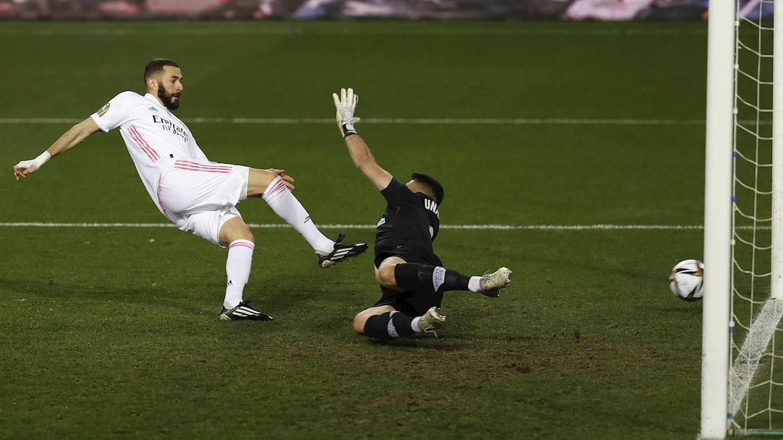 Benzema marca a Unai Simón