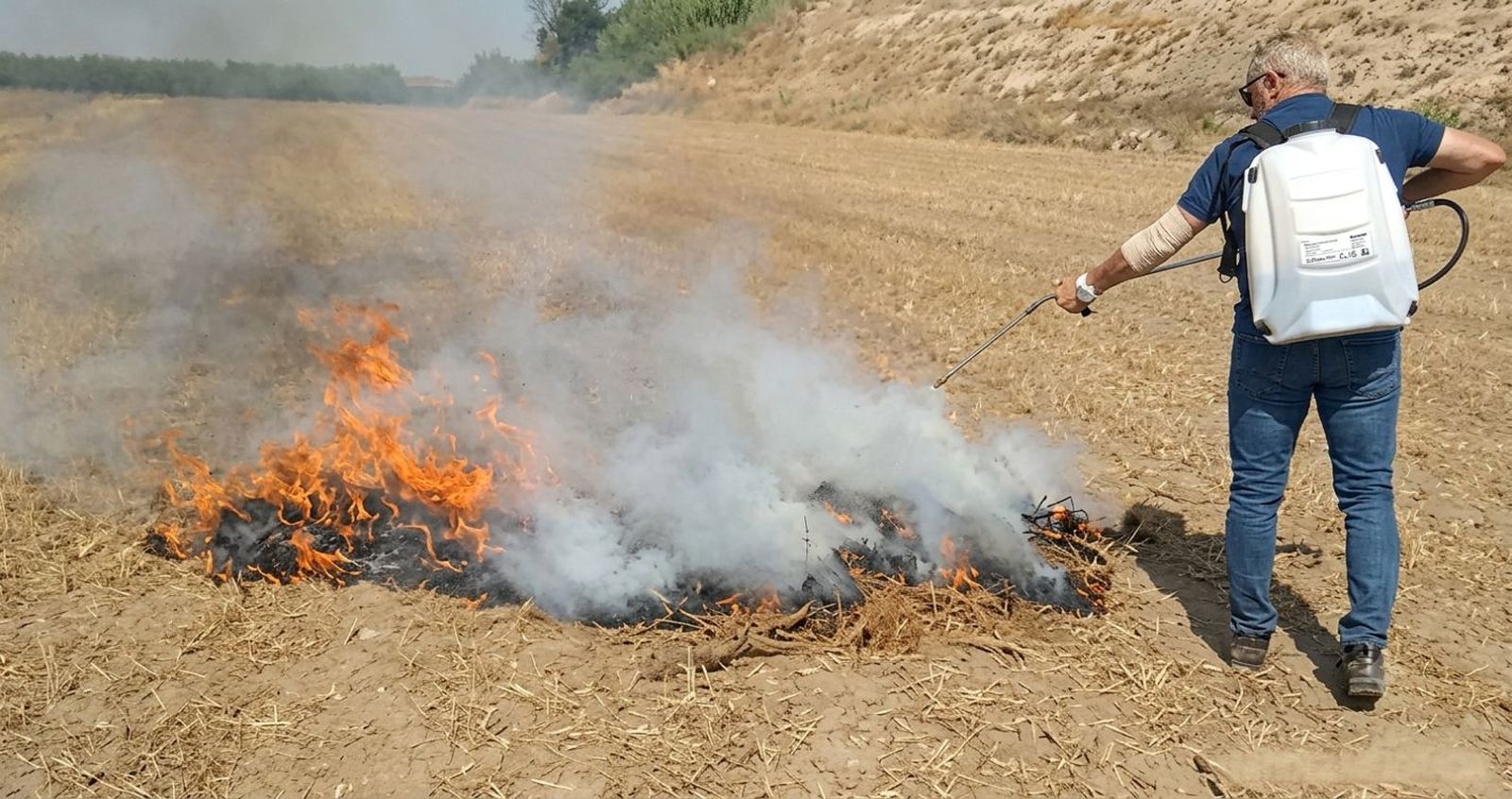 Demostración de la capacidad extintora de Ecofire en campo abierto