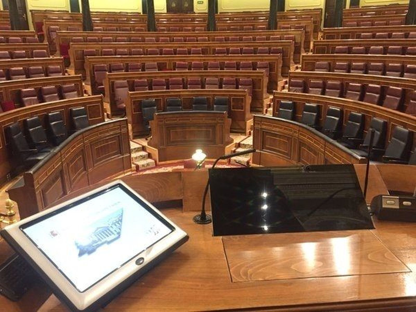 El PSOE negocia reformar el reglamento para poder usar las lenguas cooficiales en el Congreso