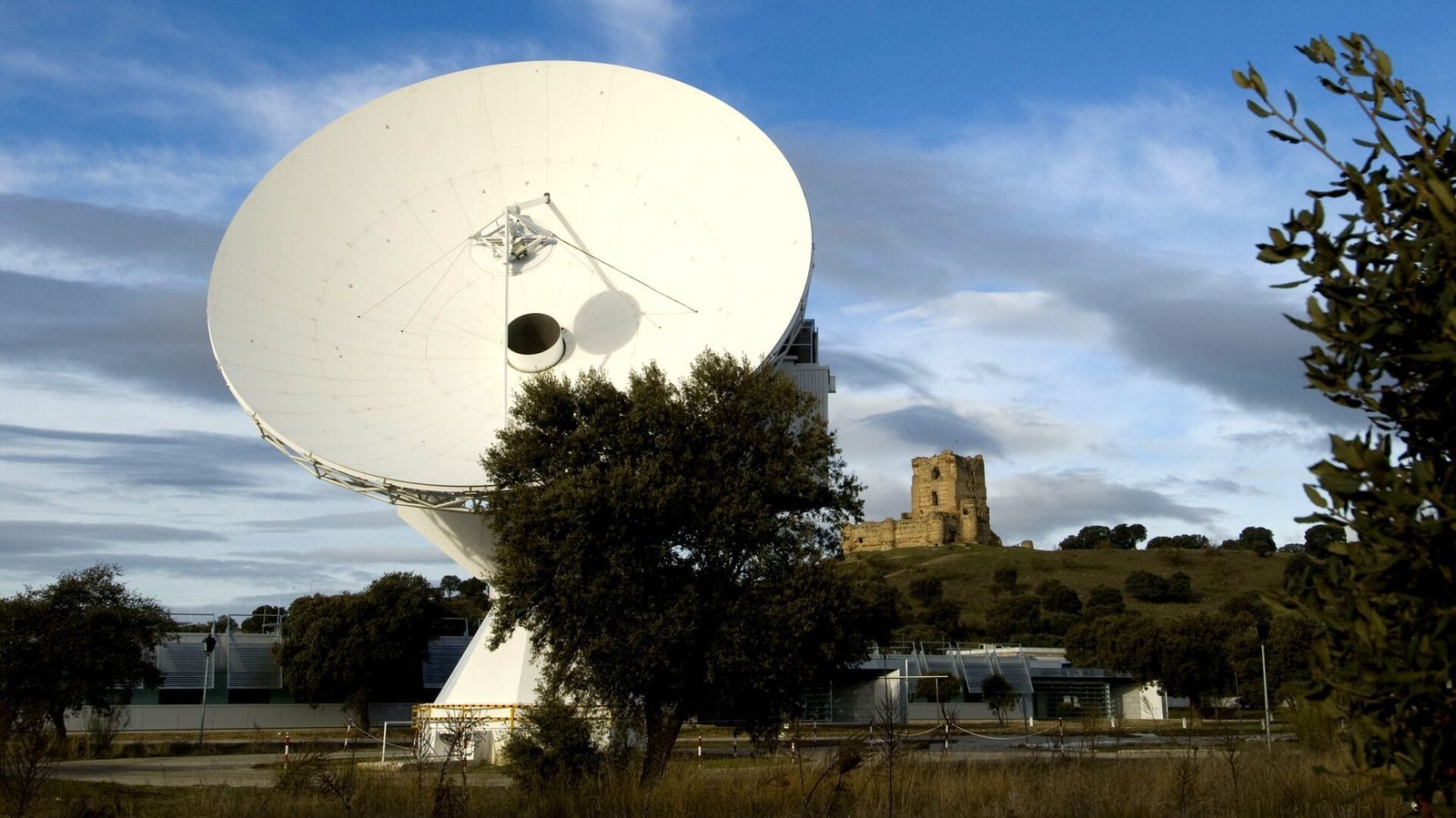 Antena de la Agencia Europea del Espacio con el Castillo de Aulencia al fondo