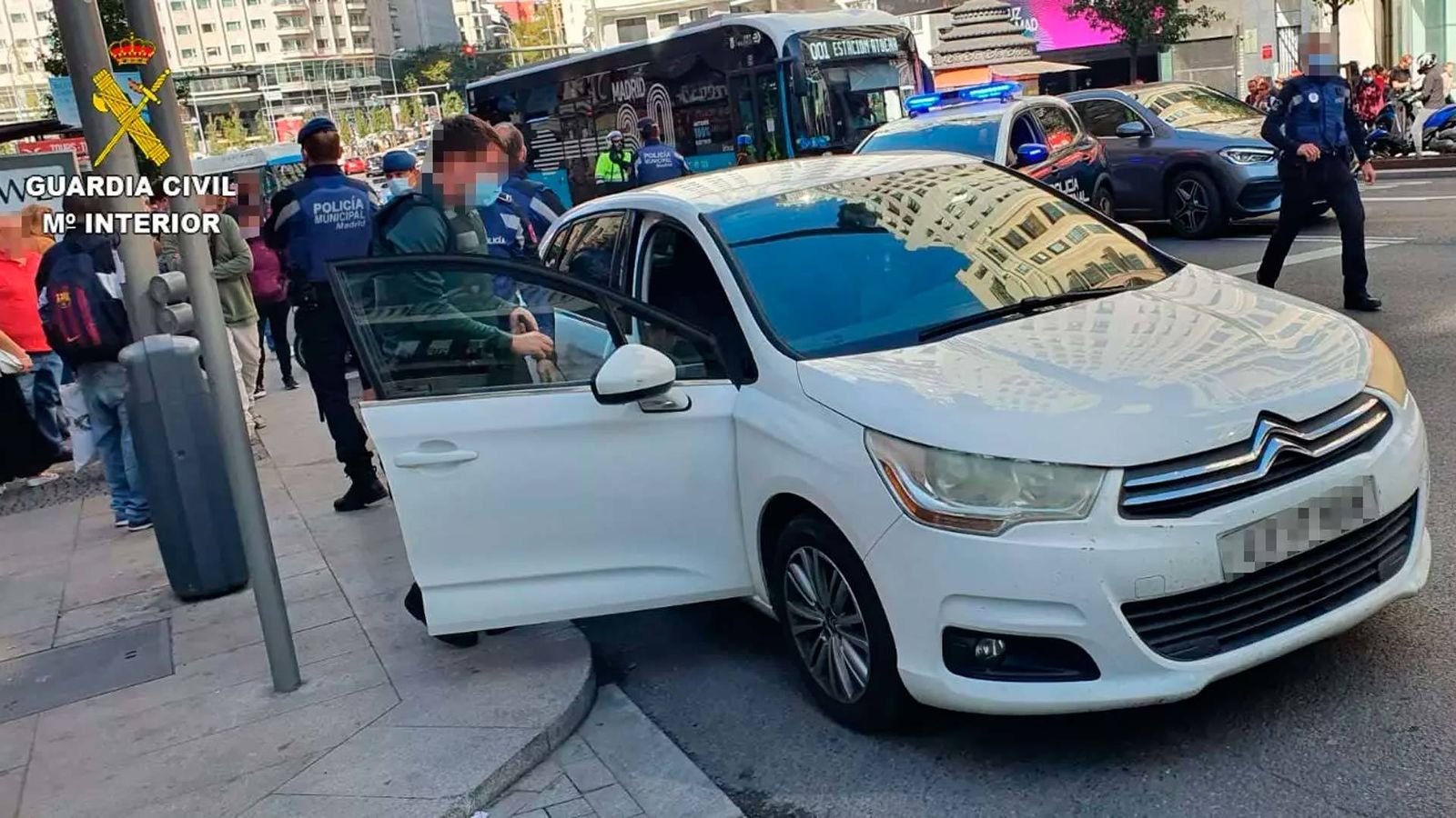 El vehículo sustraído, tras el momento de la detención