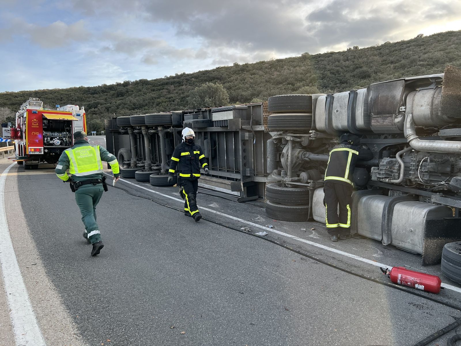 Camión volcado en la M-311