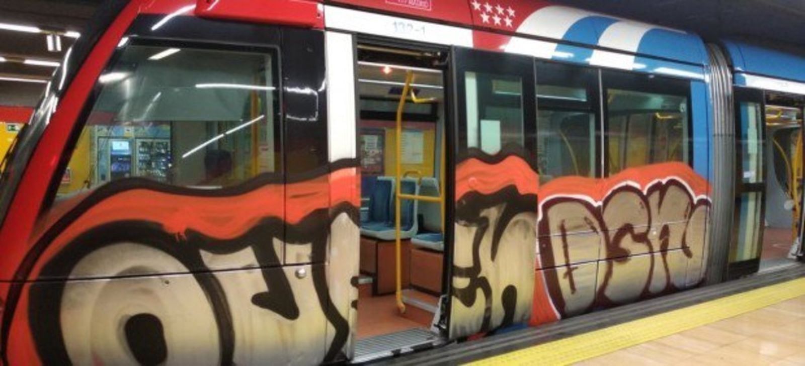 Vagones del metro con grafitis
