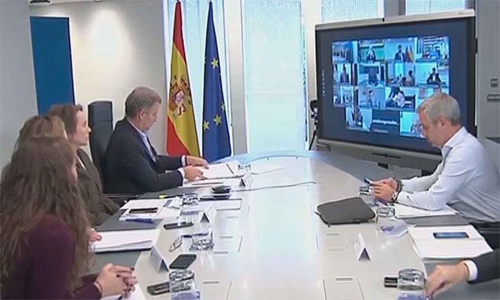 Feijóo reivindica la ayuda de presidentes del PP a Mazón mientras acusa al Gobierno de "dimitir de sus responsabilidades"