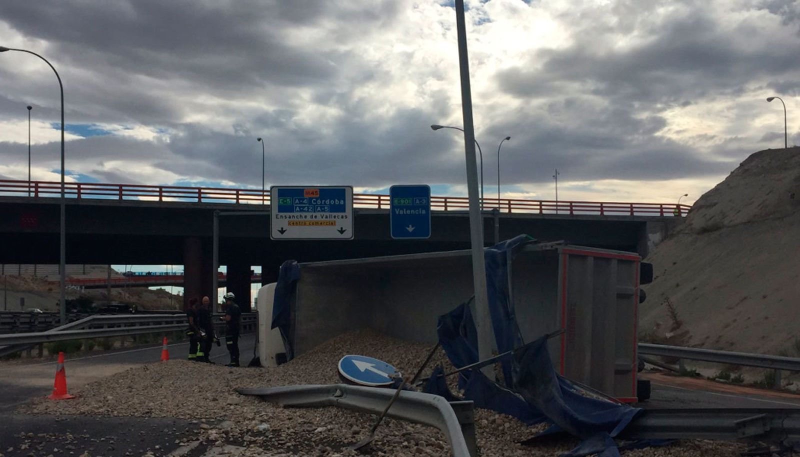 Vuelca sin heridos un camión de grava en la M-45