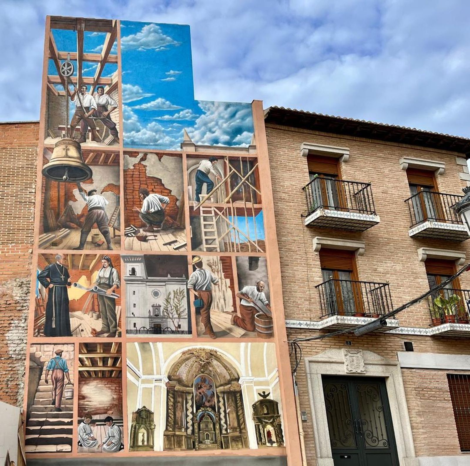 Mural sobre la Iglesia de San Esteban, en Fuenlabrada