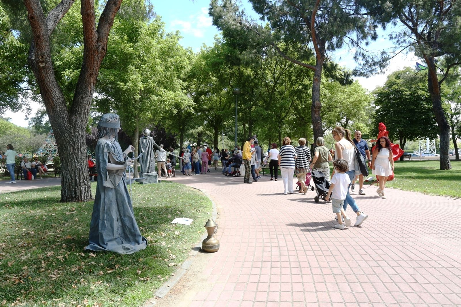 Exhibición de estatuas humanas en Zarzaquemada, Leganés