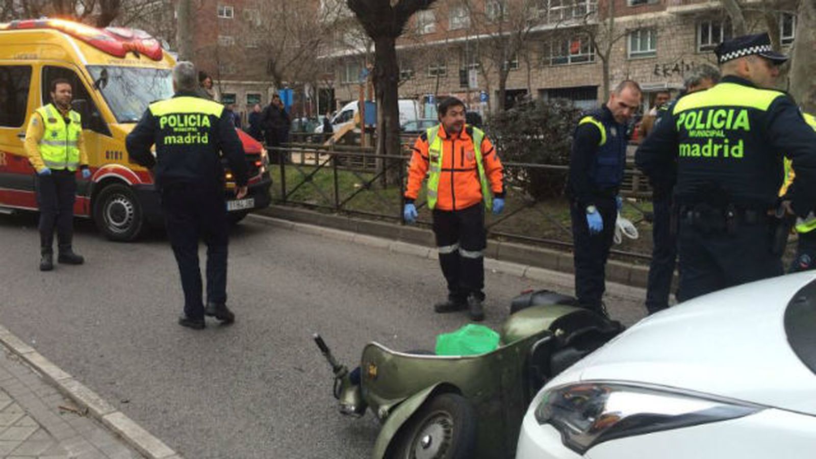 Herido grave un motorista tras ser golpeado por un taxi en la Castellana