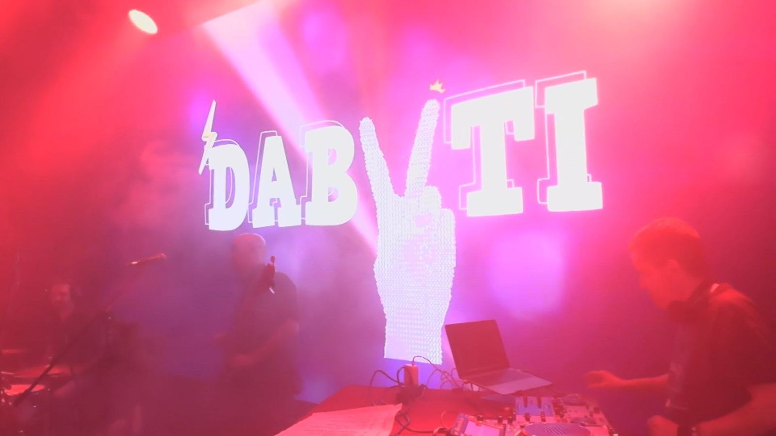 Viajamos en el tiempo a los 80s y 90s con ‘Dabuti’, un tardeo en el Movistar Arena