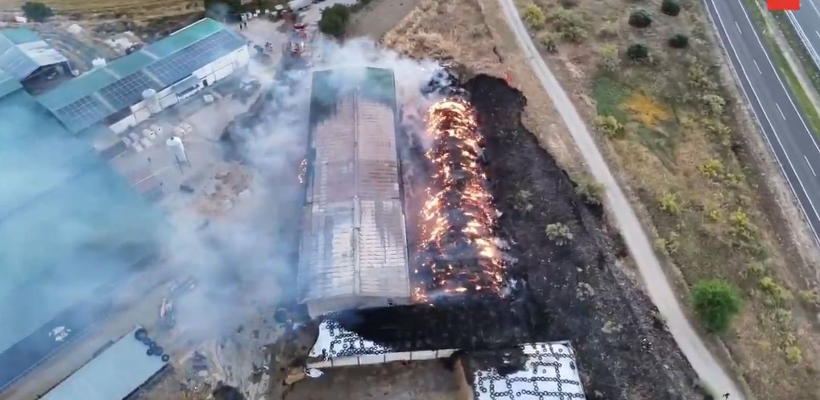 Continúa la extinción del incendio declarado en una explotación ganadera de Griñón