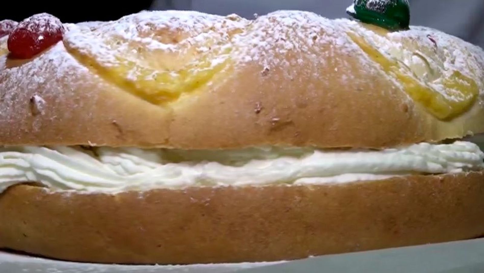 Una corona en honor a la Almudena, la virgen de los pasteleros