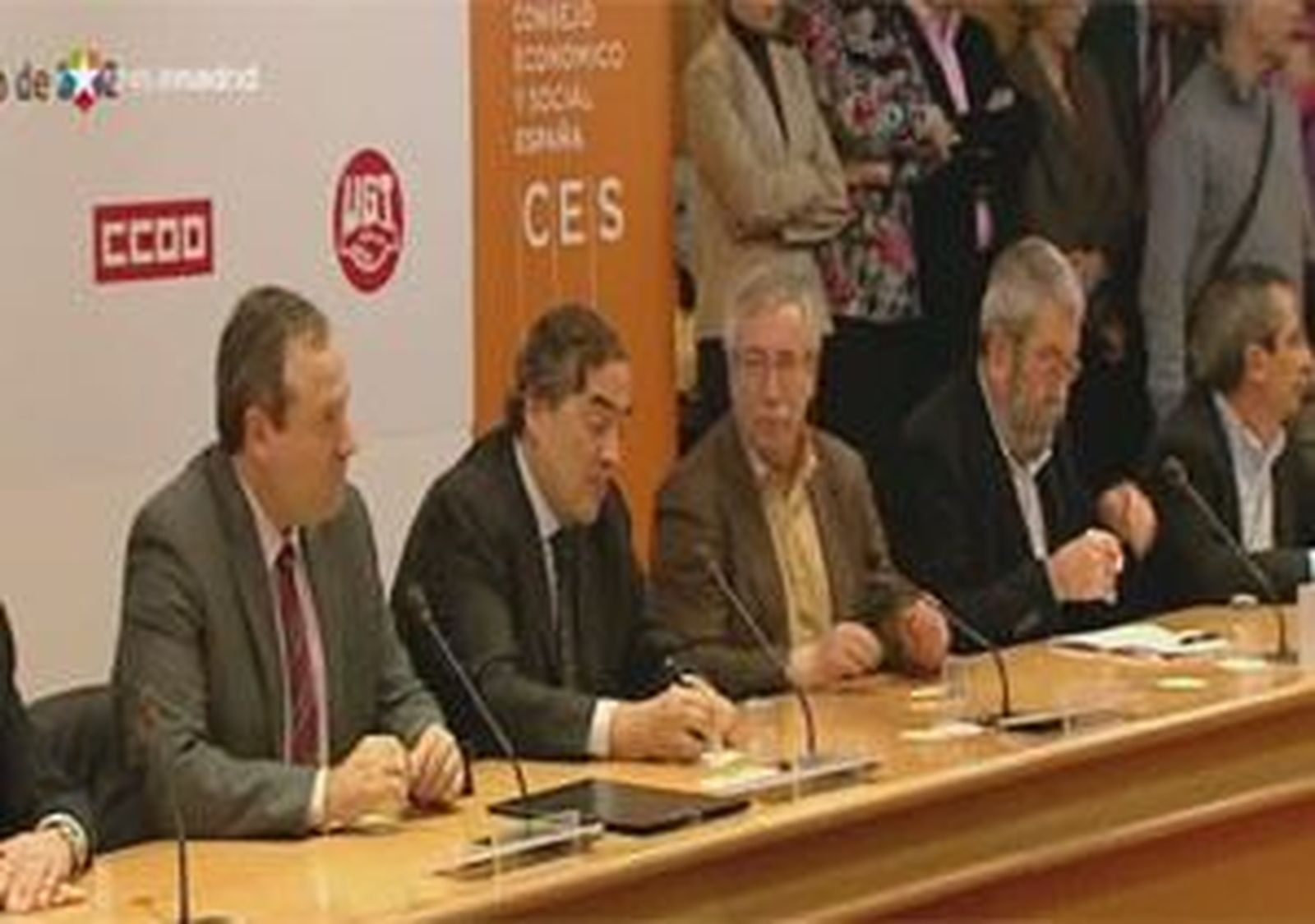 Patronal y sindicatos firman el acuerdo de moderación salarial hasta 2014