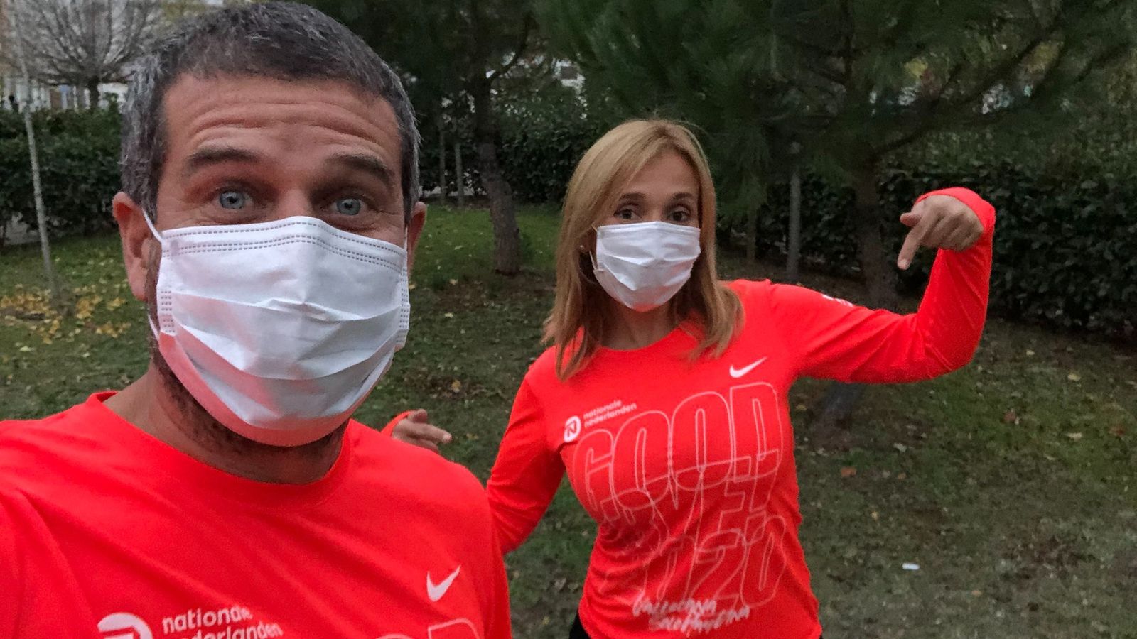 Runners con su camiseta de la San Silvestre