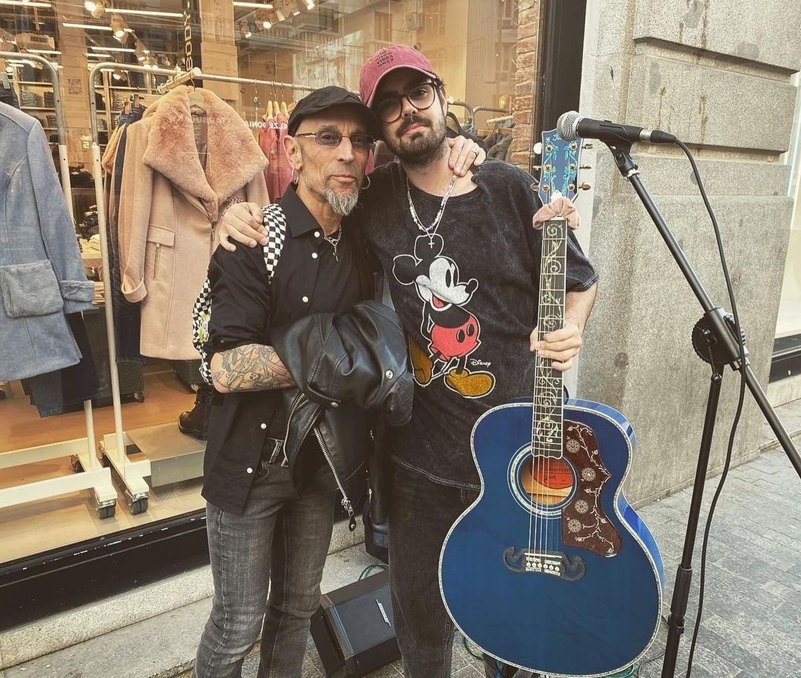 Fito Cabrales y un músico callejero
