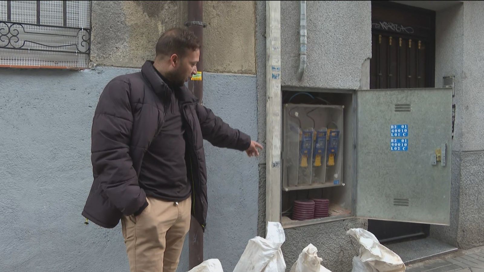 Seis meses sin luz en su casa de Tetuán por culpa de unos okupas