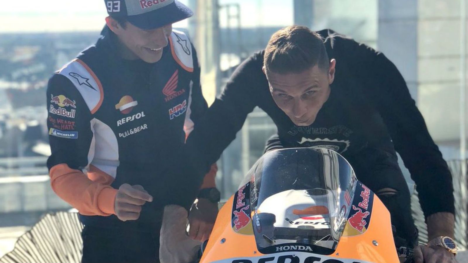 Márquez le enseña los secretos de su moto a Joaquín