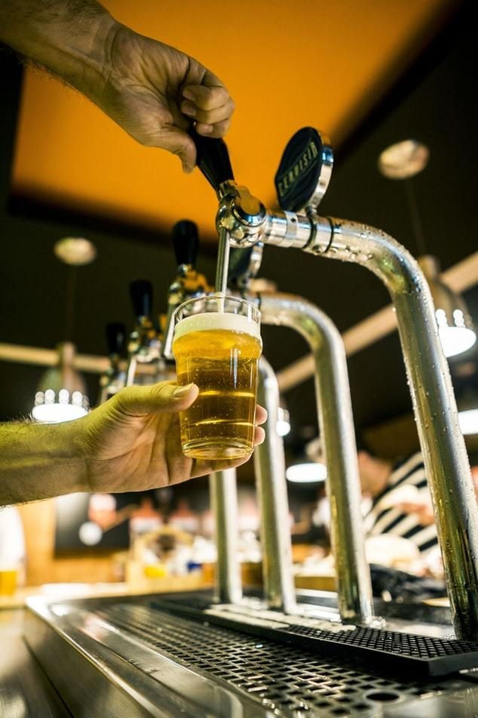Se queda encerrado borracho en un bar y llama a la Guardia Civil para que le saquen de allí