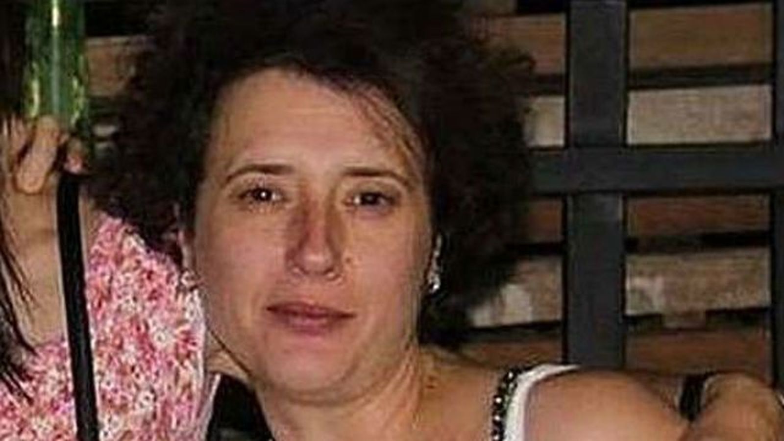 Teresa habla con su marido, desconoce que ha muerto su perro y toma líquido