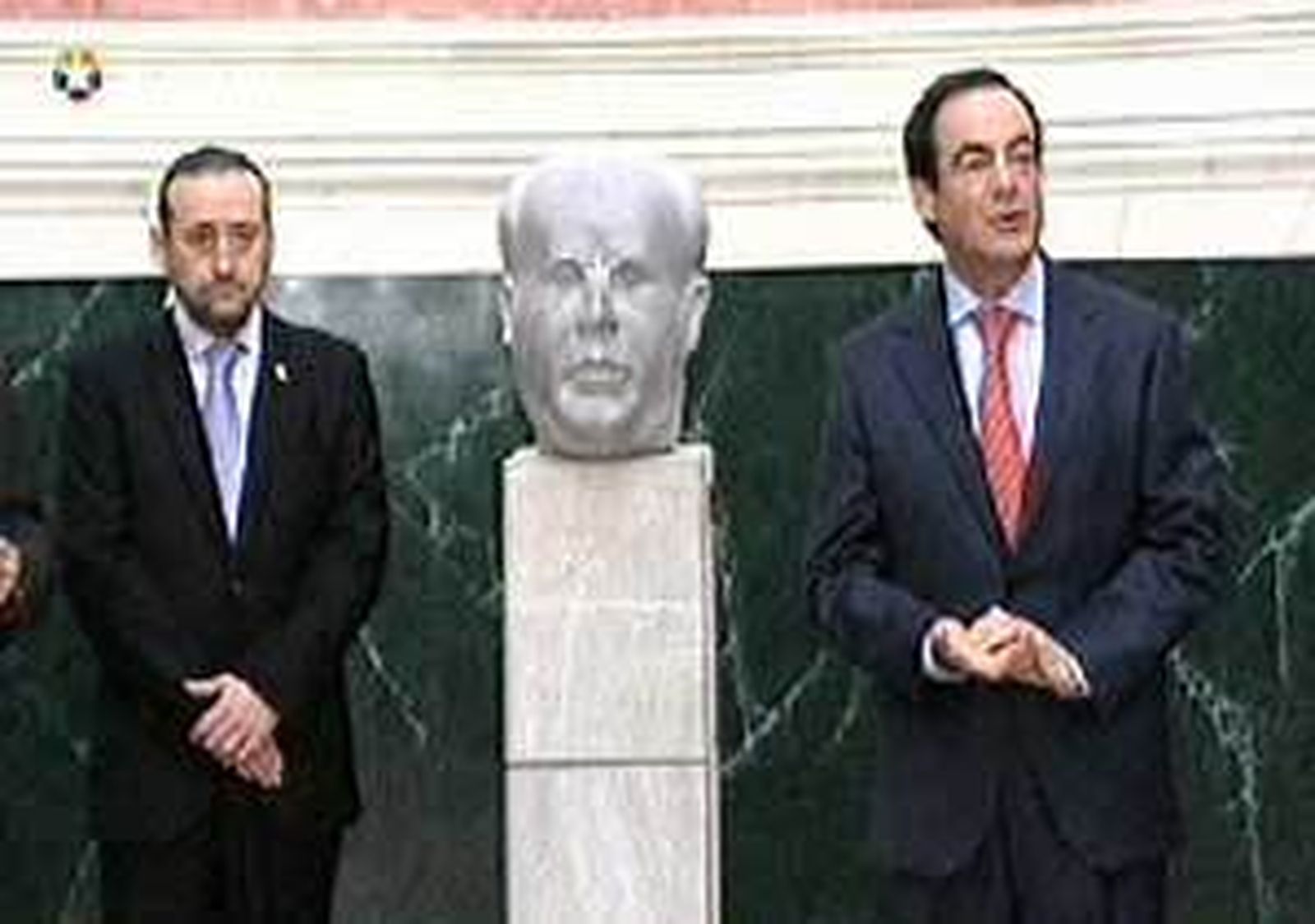 Bono coloca el busto de Azaña frente a Isabel II en el Congreso