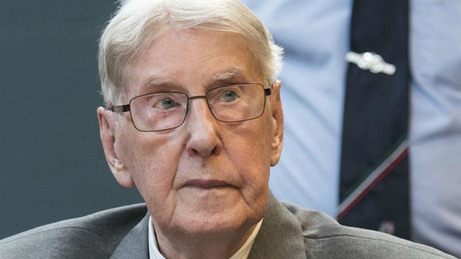 El miembro de las SS hitlerianas Reinhold Hanning asiste a la lectura de su sentencia en Detmold (Alemania)