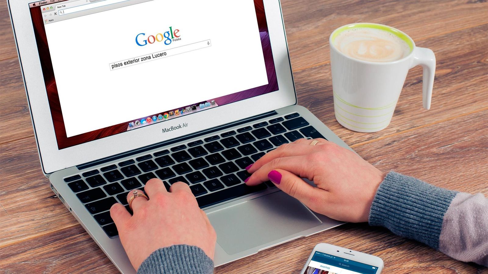 Una usuaria hace una búsqueda en Google