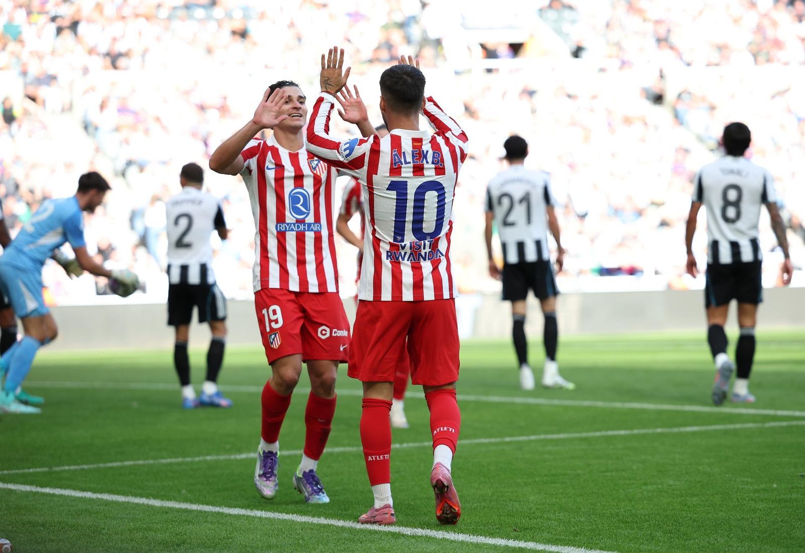 Álex Baena y  Julián Álvarez, celebran el gol de la victoria ante el Reino Unido