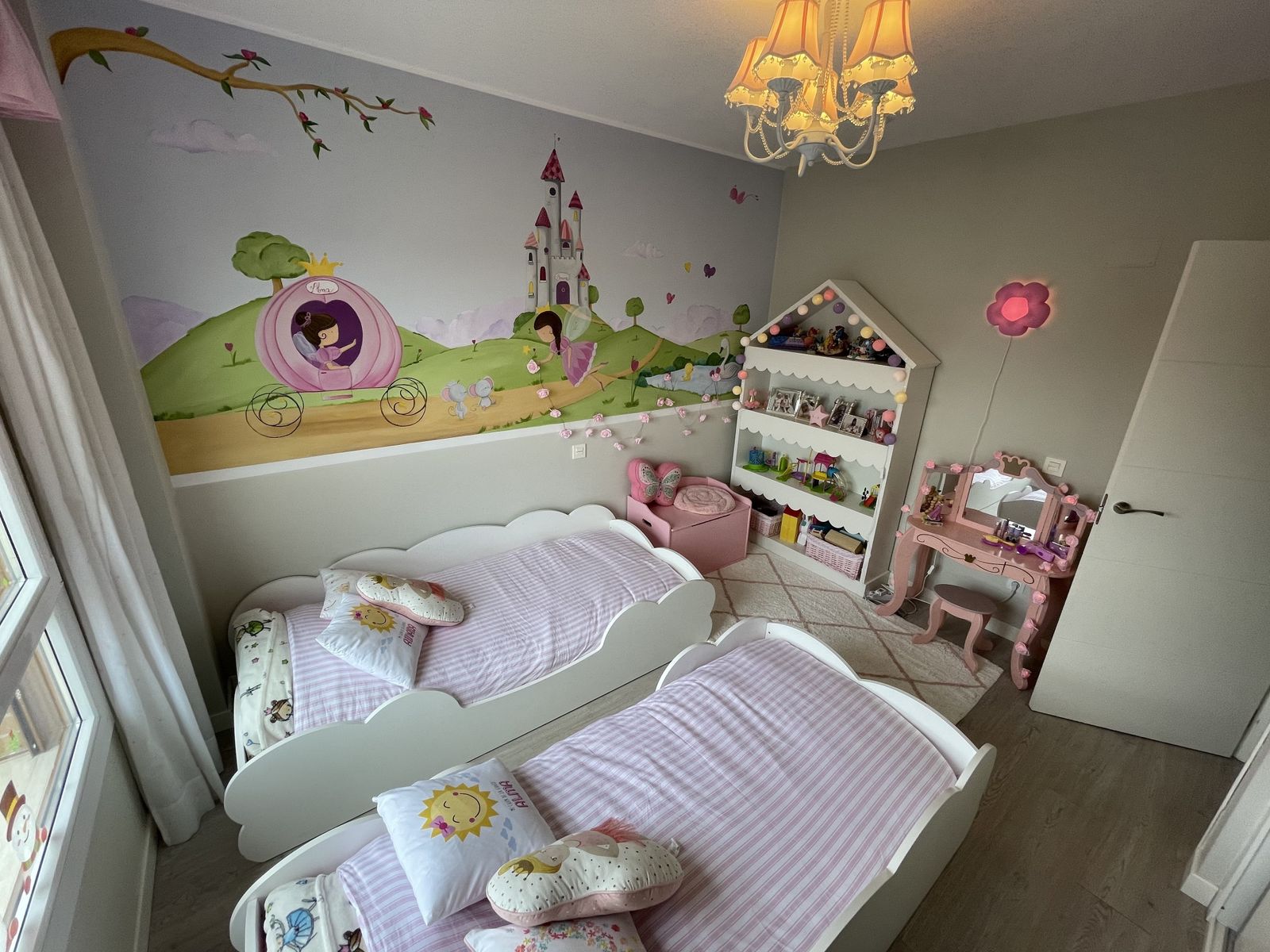 Desde la habitación de las hijas mellizas... con un enorme mural dedicado a las hadas y las princesas...