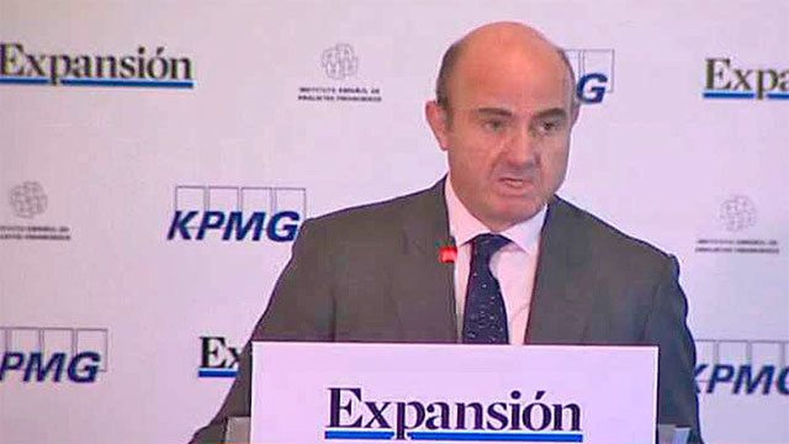 Guindos avanza que el paro se reducirá en cerca de  650.000 personas este año