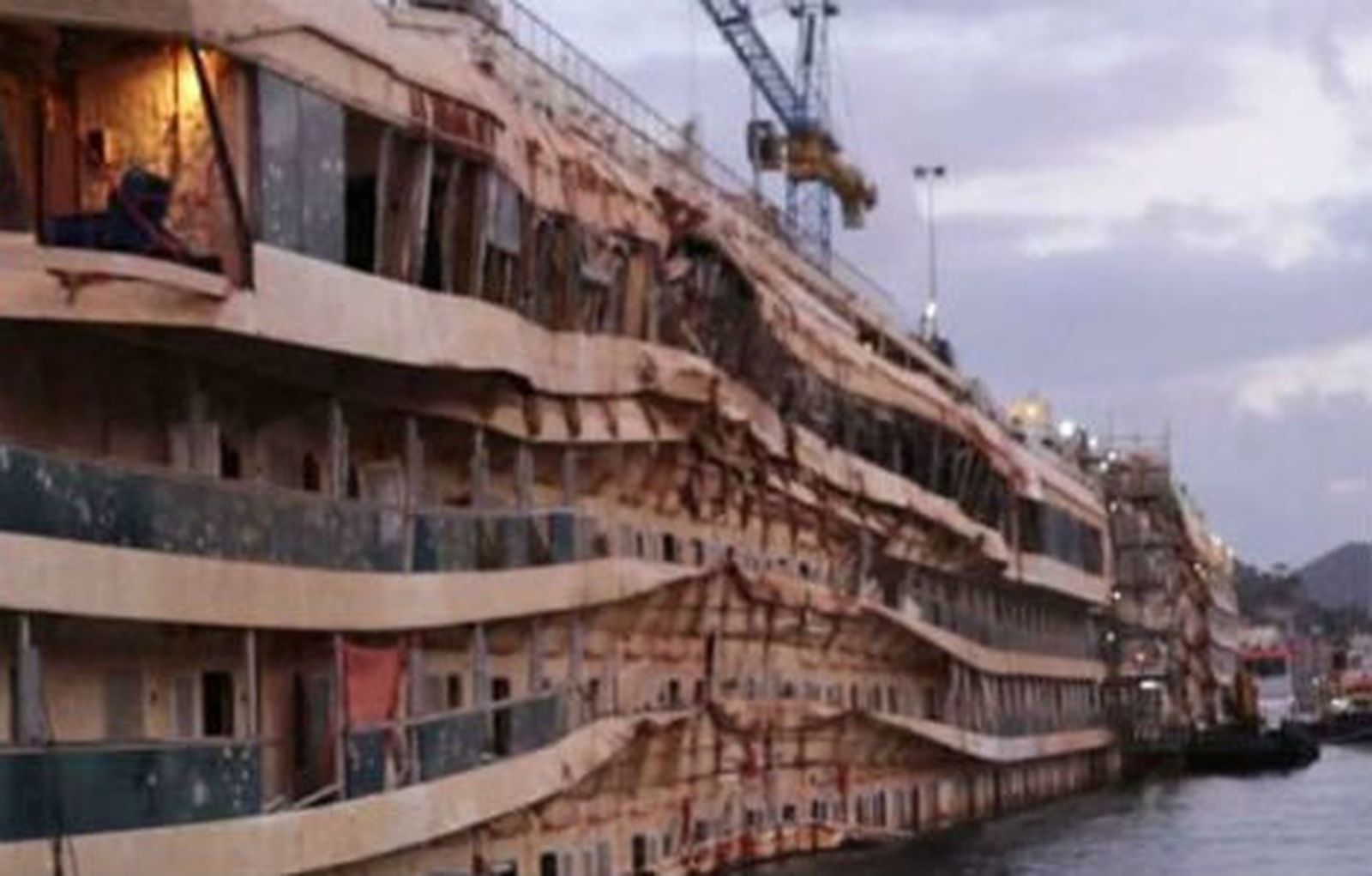 Costa Concordia flotando