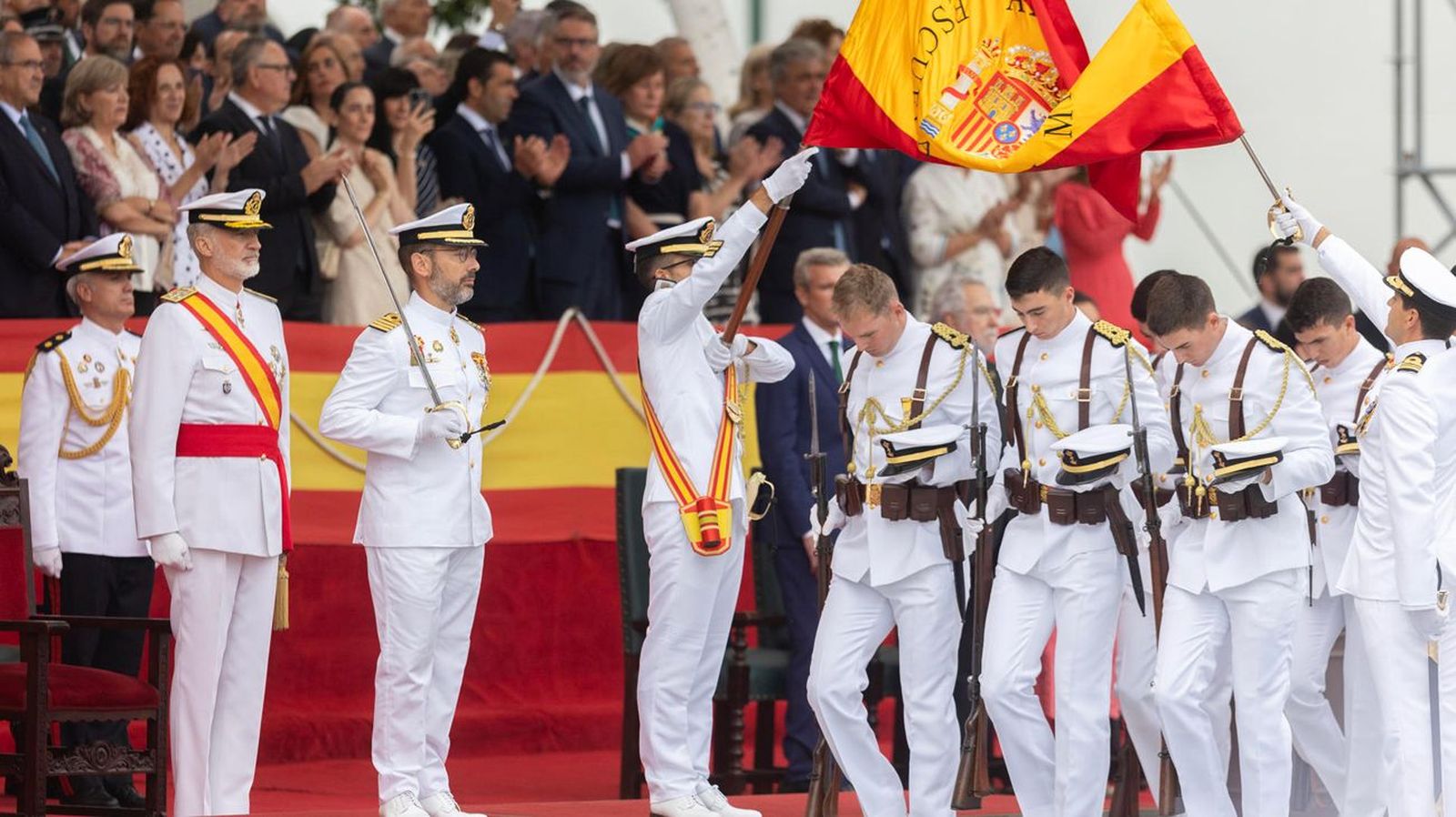 Felipe VI entrega los reales despachos a 125 oficiales de la Armada en Marín (Pontevedra)