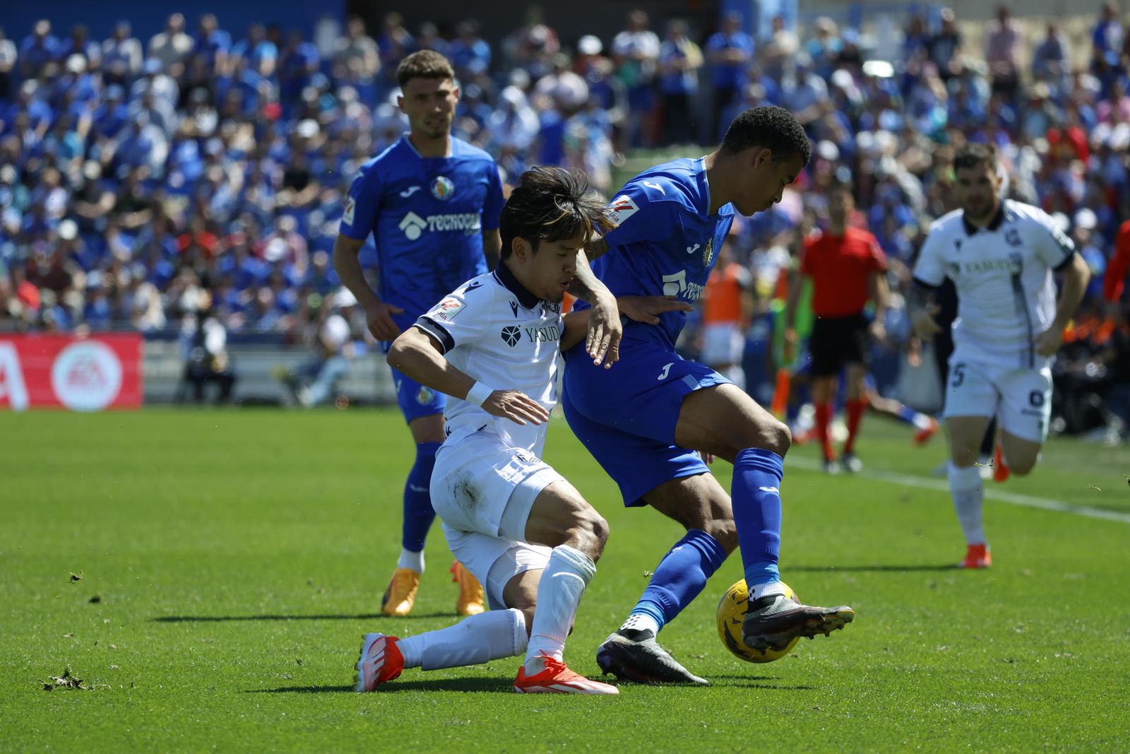 Greenwood y Kubo disputan el balón