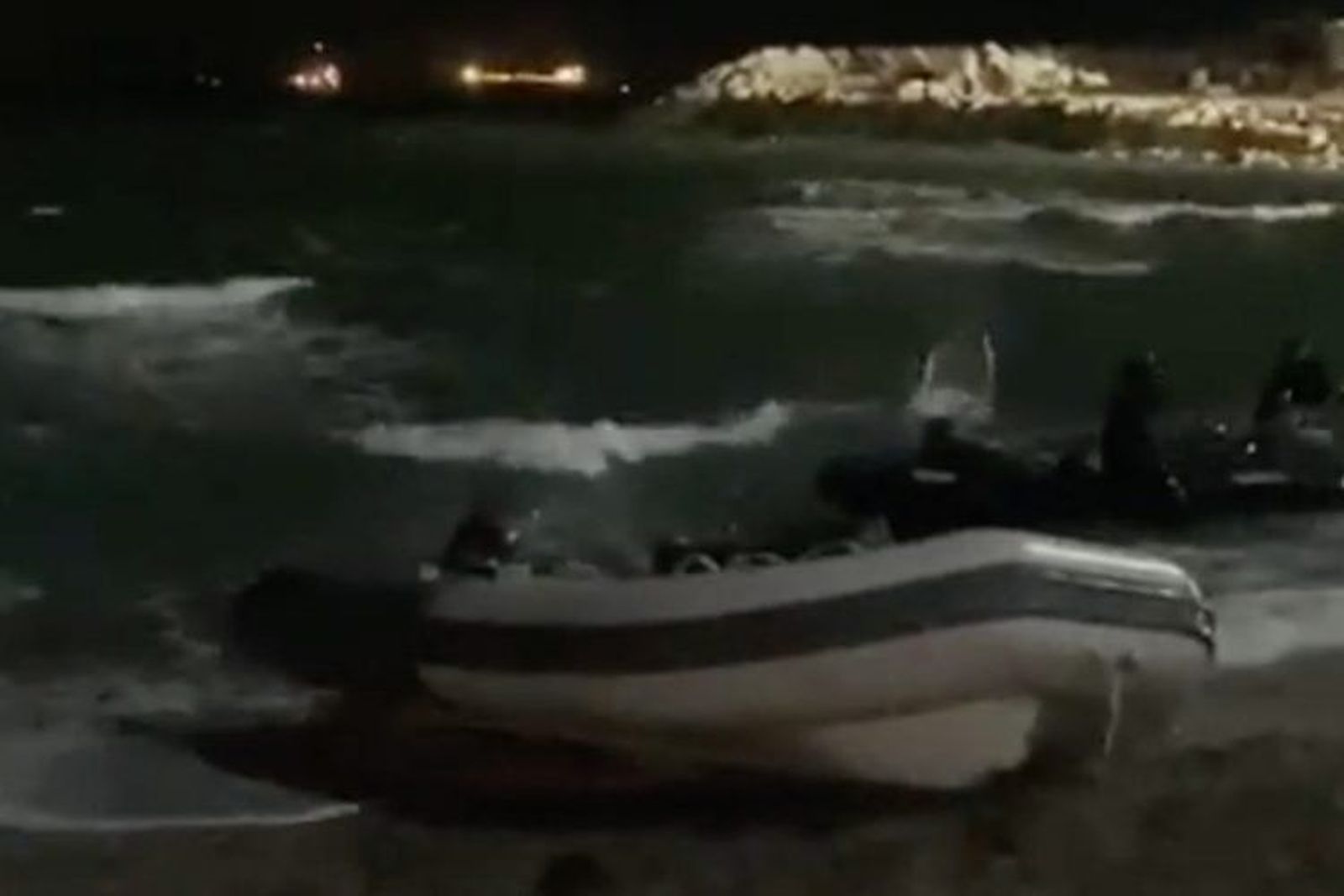 Contrabandistas de tabaco atacan a pedradas a dos agentes de Aduanas en una playa de Gibraltar