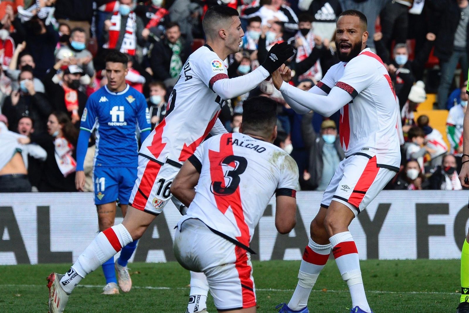Los jugadores del Rayo celebran su primer gol ante el Betis