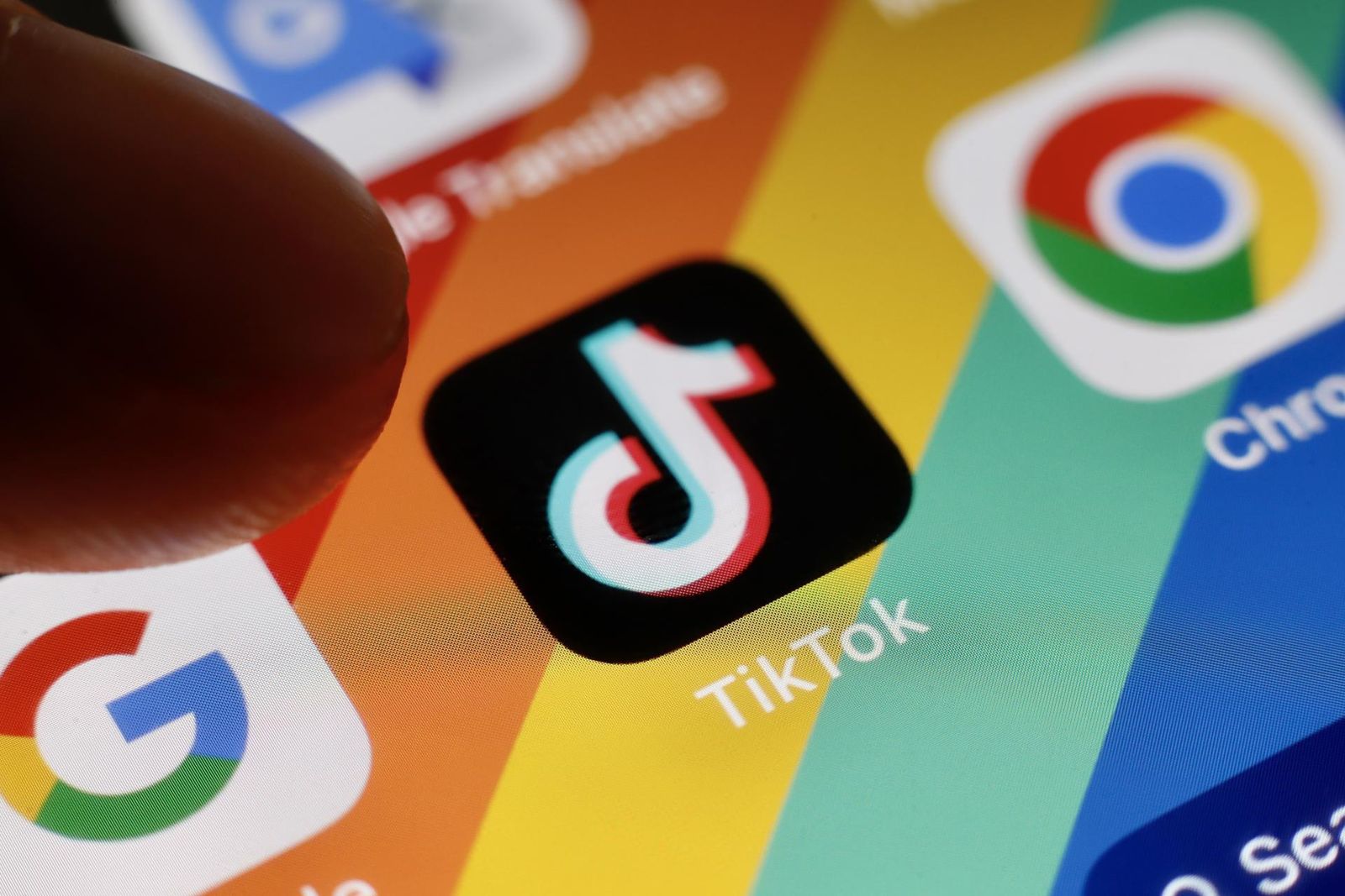 Avalan el despido a una cajera que, de baja, subió vídeos bailando en Tik Tok