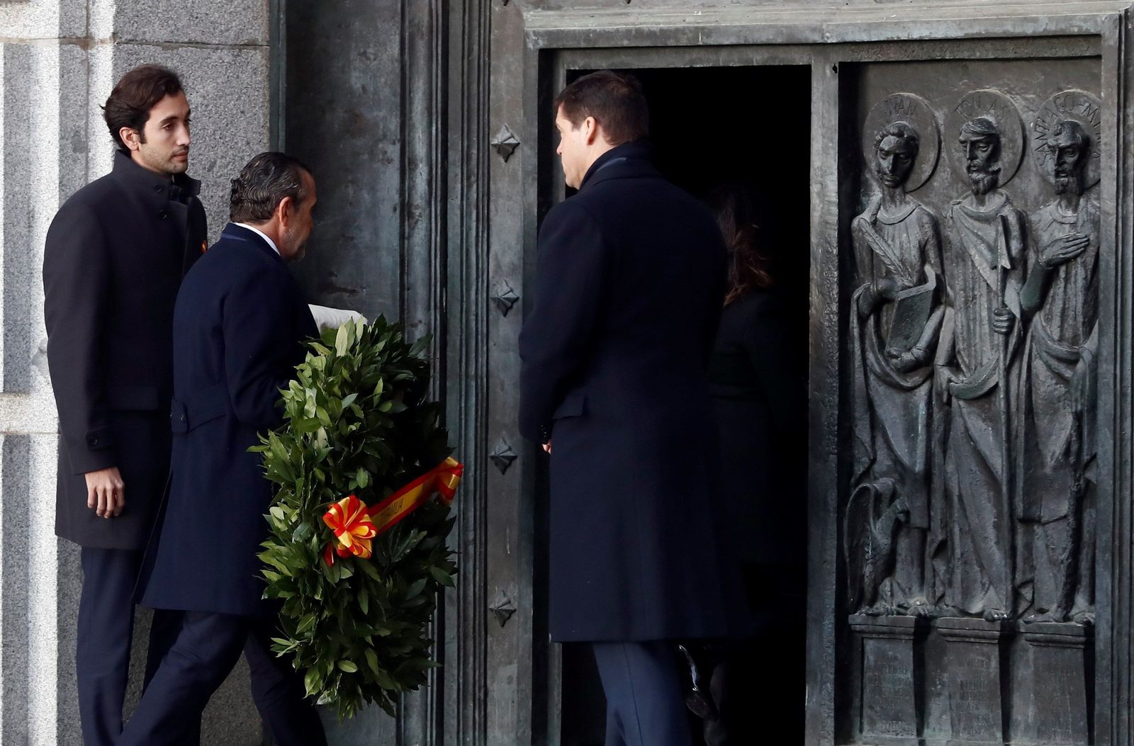 El bisnieto de Franco, Luis Alfonso de Borbón Martínez-Bordiú (d), y el nieto de Franco, Jaime Martínez Bordiú (c), y Daniel Martínez-Bordiú (i), bisnieto de Franco, a su llegada al Valle de los Caídos