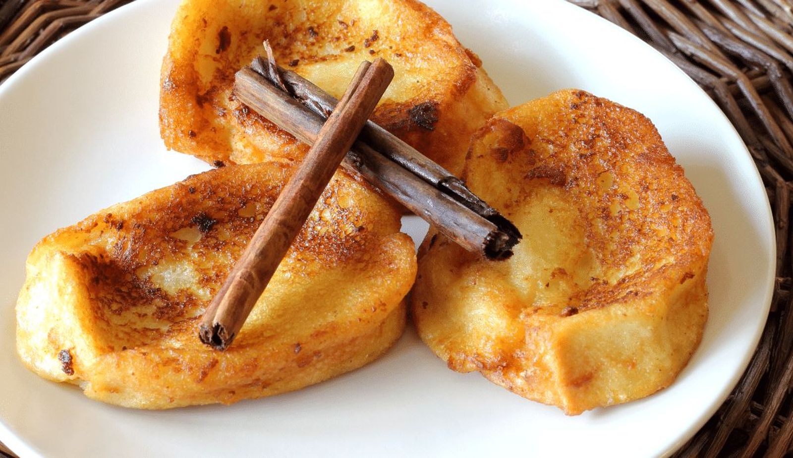 Torrijas tradicionales con canela
