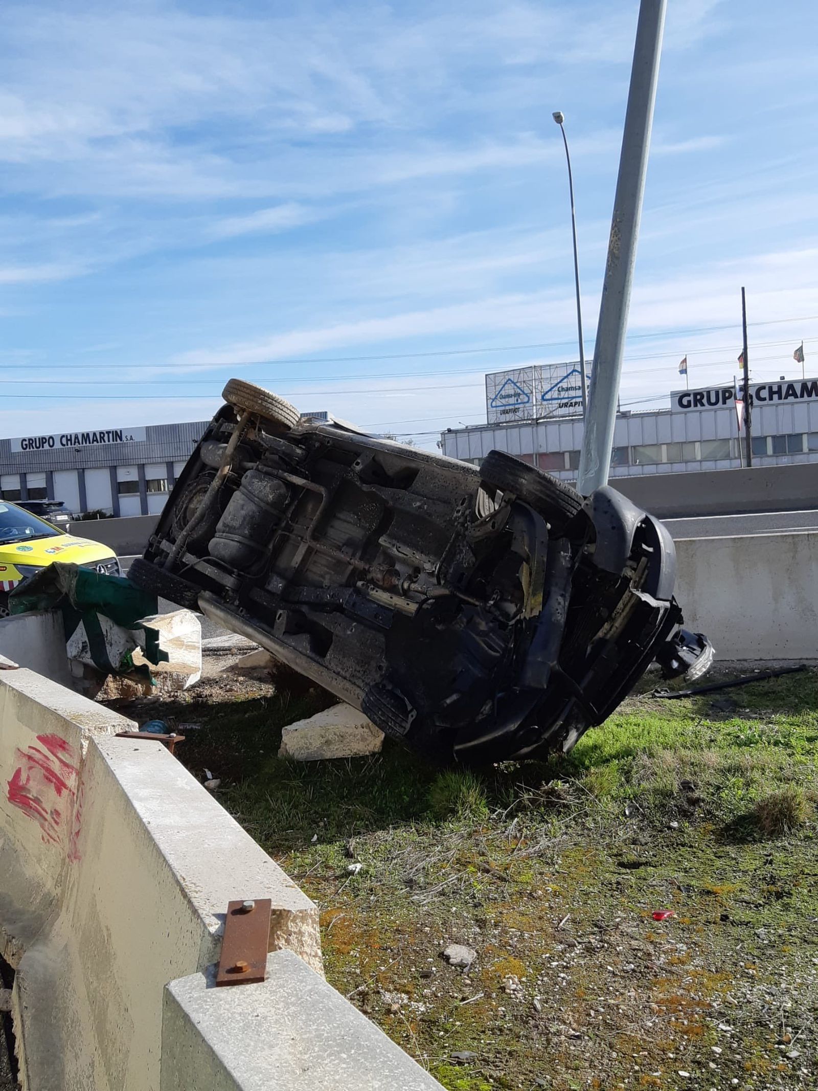 Dos personas resultan heridas tras volcar el coche en el que viajaban en  la A-4