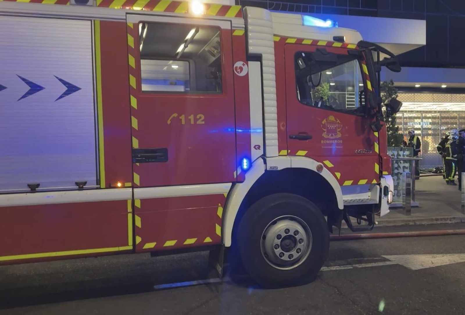 La Comunidad envía un refuerzo de once bombas, tres nodrizas y un bulldozer para sofocar el fuego en Ávila